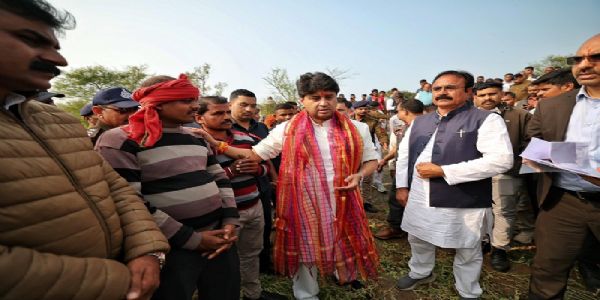 ओलावृष्टि से प्रभावित किसानों के बीच पहुँचे सिंधिया