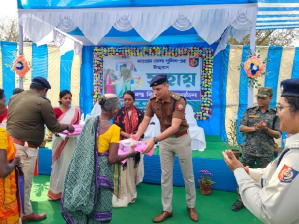 पुलिस और समुदाय मिलकर कार्यक्रम में।