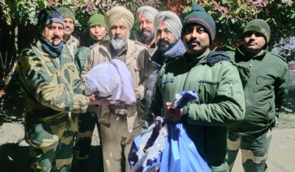 बीएसएफ व पंजाब पुलिस के जवान ड्रोन दिखाते हुए