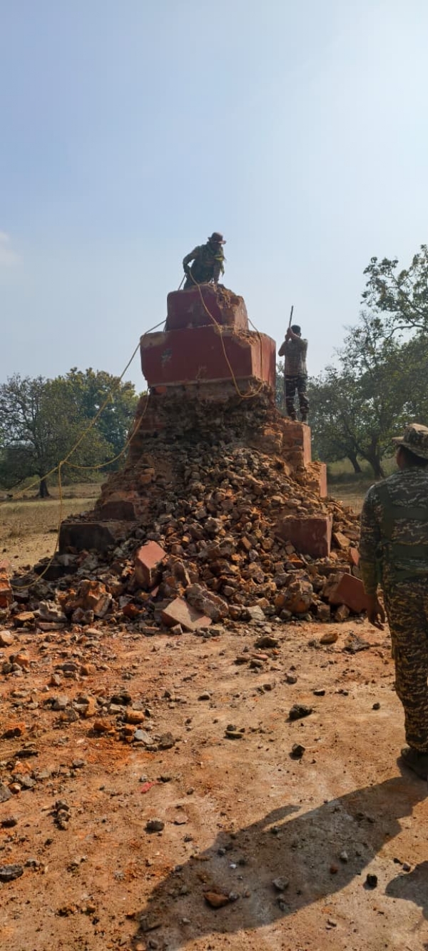 कुख्यात माओवादी नेता रमन्ना के स्मारक को केंद्रीय रिज़र्व पुलिस बल के जवान ध्वस्त करते