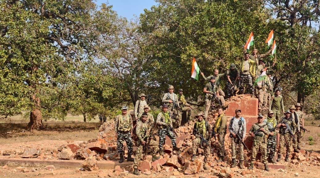 कुख्यात माओवादी नेता रमन्ना के ध्वस्त स्मारक पर सुरक्षा बल के जवान