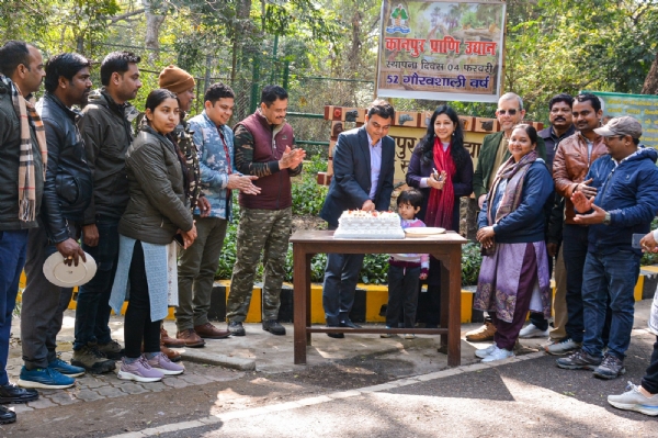केक काटकर वर्षगांठ मनाते चिड़ियाघर कस अधिकारी व कर्मचारी