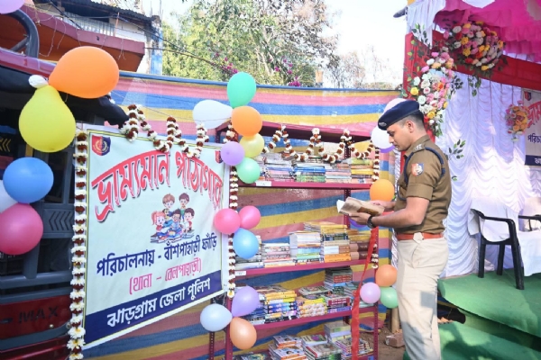 पुलिस और समुदाय मिलकर कार्यक्रम में।