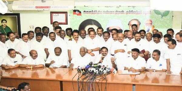 पार्टी के प्रधान कार्यकारी सचिव एडप्पाड़ी पल्लनिस्वामी की अध्यक्षता में हुई।