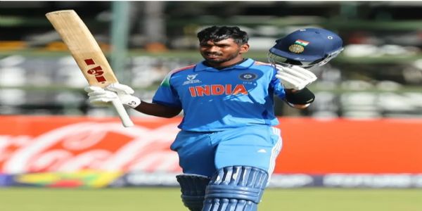 शतक लगाने के बाद जश्न मनाते एरॉन जॉर्ज