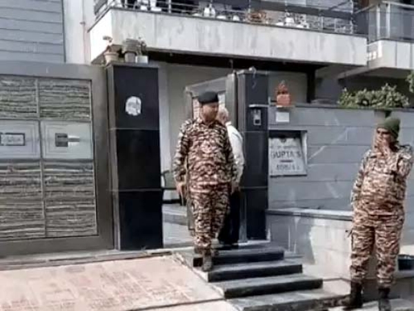 आयकर छापेमारी के दौरान घर के बाहर खड़े फोर्स के सदस्य