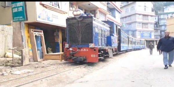 टॉय ट्रेन में धुआं निकलने से मचा हड़कंप, अस्थायी रूप से रोकी गई सेवा