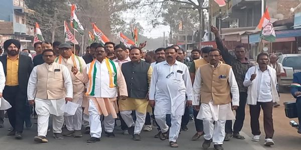 अंबिकापुर : मनरेगा का नाम बदलने के विरोध में कांग्रेस का प्रदर्शन, तहसीलदार को सौंपा ज्ञापन