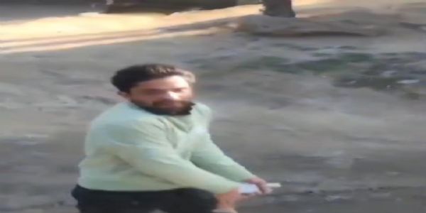 अंतिम संस्कार के लिए शव लेकर जा रही बस पर फायरिंग