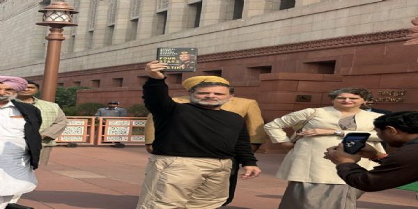 पुस्तक दिखाते राहुल गांधी