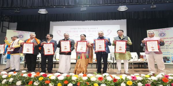 विश्व कैंसर दिवस के अवसर पर बुधवार को केंद्रीय स्वास्थ्य एवं परिवार कल्याण राज्य मंत्री प्रताप राव जाधव और दिल्ली की मुख्यमंत्री रेखा गुप्ता एनडीएमसी कन्वेंशन सेंटर में आयोजित ‘जन-जन जागे, कैंसर भागे’ अभियान में शामिल हुई