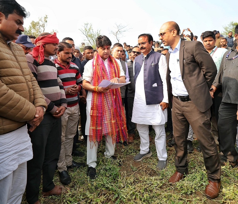 ओलावृष्टि से प्रभावित किसानों के बीच पहुँचे सिंधिया