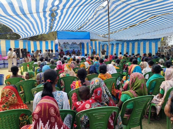 पुलिस और समुदाय मिलकर कार्यक्रम में।