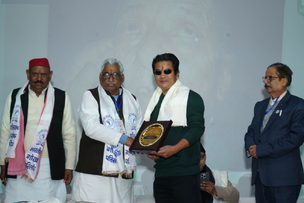 मुकेश थापा को सम्मानित करते हुए।