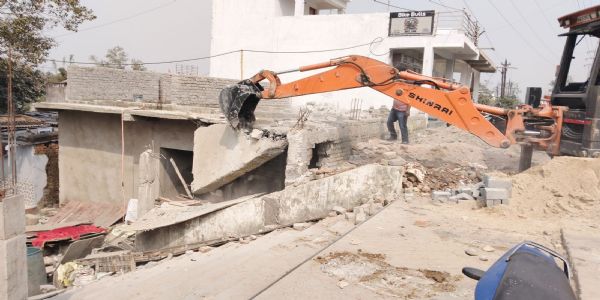 अवैध कब्जों पर निगम की सख्त कार्रवाई, ढोढ़ीपारा में चला बुलडोजर