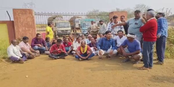 खोखरा धान खरीद केंद्र के गेट पर किसानों का धरना, सत्यापन के बाद भी खरीद नहीं होने का आरोप