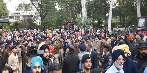पंजाब डीजीपी काे गिरफ्तारी देने पहुंचे सुखबीर बादल, हुआ हंगामा