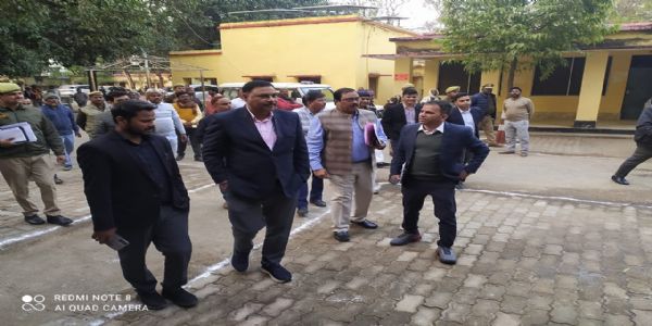 डीएम ने की स्वनिर्मित जूट उत्पादों की सराहना, समूह को प्रिंटिंग मशीन लगाने के निर्देश