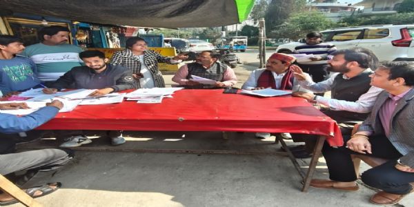 पोलिंग स्टेशनों पर मतदाता सहायता शिविर लगा भाजपा ने मतदाताओं काे दी सहूलियत