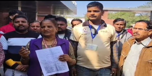 वेंडरों ने नगर निगम में किया विरोध, बिना सूचना दुकानें हटाने का आरोप