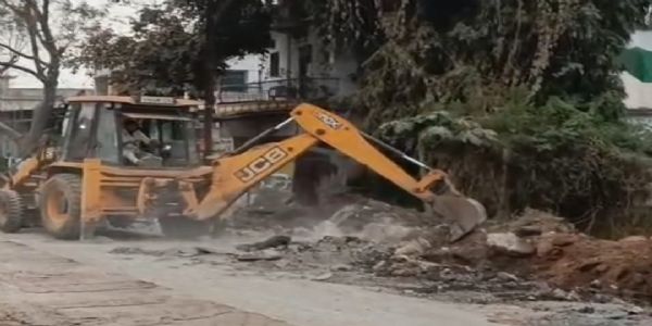 खरेंगा में विवादास्पद नाली हटाई गई, ग्रामीणों के लिए बना था आवागमन में बाधा