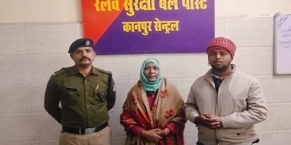 चलती ट्रेन से बुजुर्ग महिला गिरी, आरपीएफ सिपाही ने बचाई जान