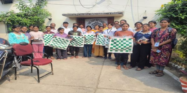 रायगढ़ में शतरंज को बढ़ावा देने पहल, छात्राओं को निःशुल्क इंटरनेशनल चेस सेट वितरित