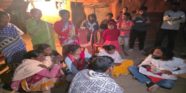 लापता हरिहर महतो के परिजनों से मिले देवेंद्रनाथ