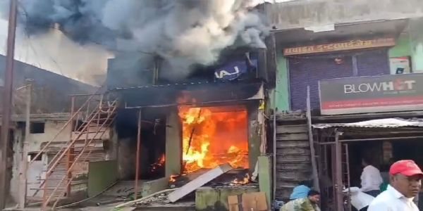 बलौदा बस स्टैंड में भीषण आग, ‘राजू इलेक्ट्रॉनिक्स’ की दुकान जलकर खाक, दमकल की देरी पर फूटा लोगों का गुस्सा