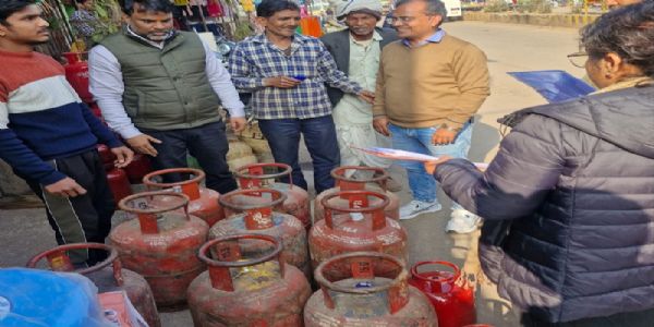 इंदौरः घरेलू गैस सिलेंडर से अवैध रिफिलिंग पर एजेंसी संचालक सहित तीन पर एफआईआर