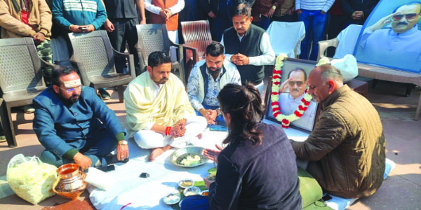 अस्थि विसर्जन से पूर्व पूजा-अर्चना करते हुए