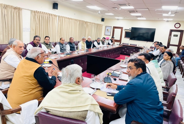 कांग्रेस विधायक दल की बैठक करते हुड्डा