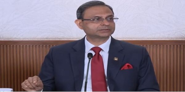 प्रेस कांफ्रेंस को संबोधित करते हुए आरबीआई के गवर्नर संजय मल्‍होत्रा