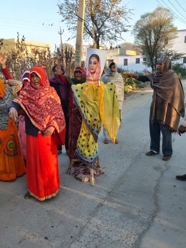 नींदड़ आंदोलन ने पकड़ा उग्र रूप: उपमुख्यमंत्री दीया कुमारी का पुतला फूंका