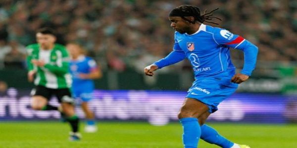 गेंद के साथ अडेमोला लुकमैन