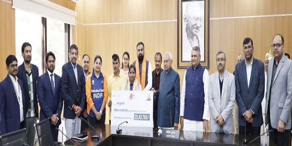 मुख्यमंत्री ने नेत्रहीन महिला टी-20 विश्व कप विजेता टीम की खिलाड़ी अनु कुमारी को किया सम्मानित