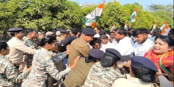 मनरेगा व धान खरीद के मुद्दे पर कांग्रेस ने कलेक्ट्रेट घेरा, पुलिस से हुई झूमाझटकी