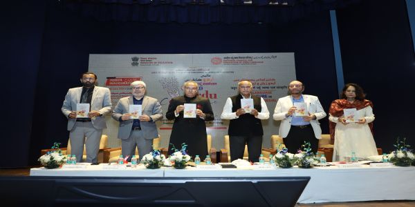 उर्दू हमारी पहचान, इसके बिना भारत कमज़ोर हो जाएगा: एमजे अकबर