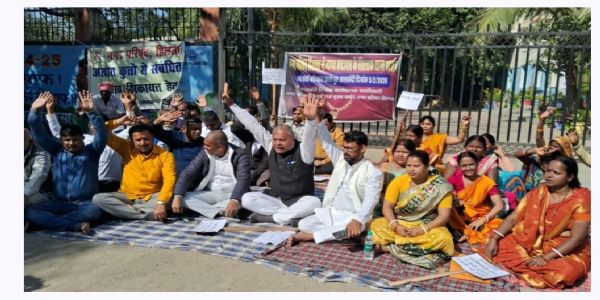 वार्ड पार्षदों ने नगर परिषद कार्यालय में की तालाबंदी