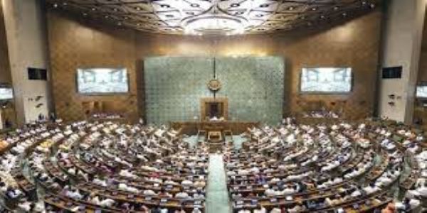 (अपडेट) हंगामें की भेंट चढ़ी लोकसभा की कार्यवाही, सुचारू रूप से चला राज्यसभा का कामकाज