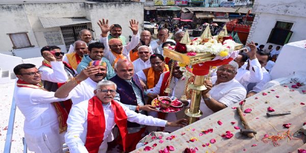 भक्ति, उल्लास और जयकारों के संग श्री जानकी राय जी मंदिर में नया ध्वजादंड स्थापित