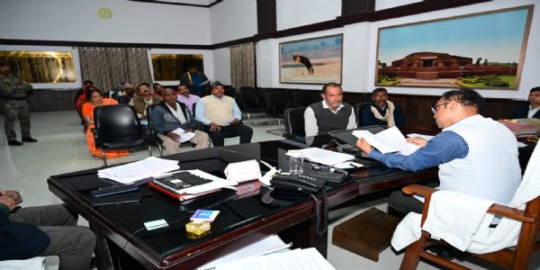 जिलाधिकारी ने 50 लोगों की सुनी समस्या