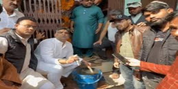 भोपाल की जनता कॉलोनी में काला पानी सप्लाई, कांग्रेस नेताओं ने किया टीडीएस मीटर से परीक्षण