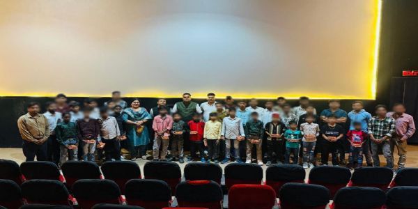 बालगृह के बच्चों में देशभक्ति का संचार : हरि लीला चेरिटेबल ट्रस्ट ने दिखाई ‘बॉर्डर-2’