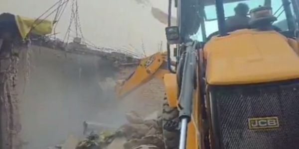 वाराणसी में दालमंडी चौड़ीकरण अभियान के तहत जेसीबी से गिराए गए मकान