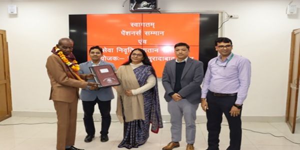 सेवानिवृत्त 39 रेल कर्मचारियों को निपटान भुगतान प्रपत्र प्रदान कर किया सम्मानित