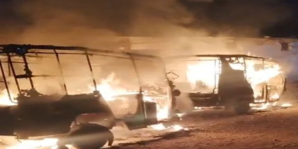 घर के बाहर खड़े दो ऑटो में पेट्रोल छिड़क लगाई आग, बाइक सवार युवकों ने दिया वारदात को अंजाम