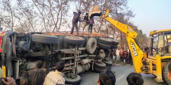 कार पर पलटा गन्ने से भरा ट्रक, कई लोग दबे; रेस्क्यू जारी