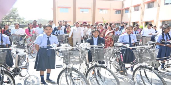 उद्योग मंत्री देवांगन ने छात्राओं को वितरित की साइकिल, बोले- खूब पढ़े, खूब बढ़े