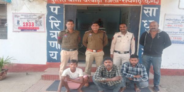 रायगढ़ : युवक से मारपीट, लूटपाट करने वाले तीन आरोपित गिरफ्तार, बोलेरो वाहन व लूटा मोबाइल जब्त